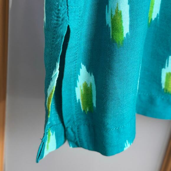 Women's Aloha Hut Sleeveless Button-Up Collar Shirt - Size Medium - Picture 5 of 10